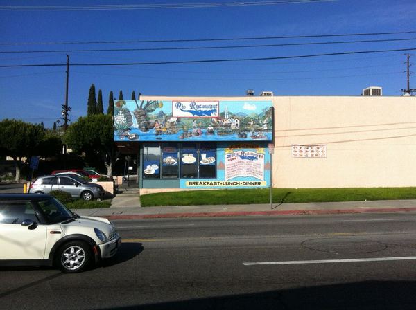 Rio Restaurant -- Salvadoran restaurant with a nice mural