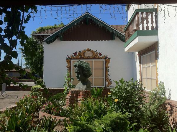 Bronze Bust of Bonn-born Beethoven jpg-thumb-600x448-78662