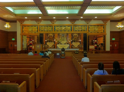 InsidetheHigashiHongwaji-Obon