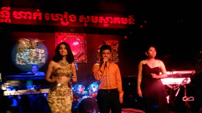 Hak Heang restaurant 2014 - Khun Daravatey, Makara Roth & Sophie (Image source: twindragon)