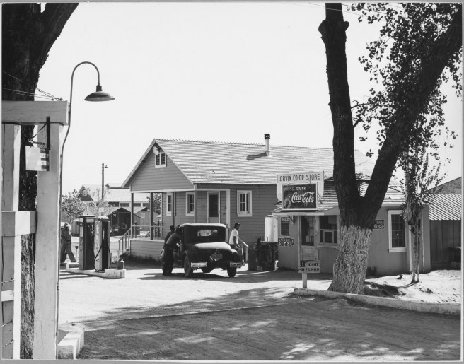 Arvin_Kern_County,_California._Photograph_made_from_the_entrance_of_the_Arvin_Farm_Labor_Camp_(F.S.A_._._._-_NARA_-_521768.jpg