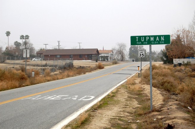 Tupman_California_guide_sign_and_post_office