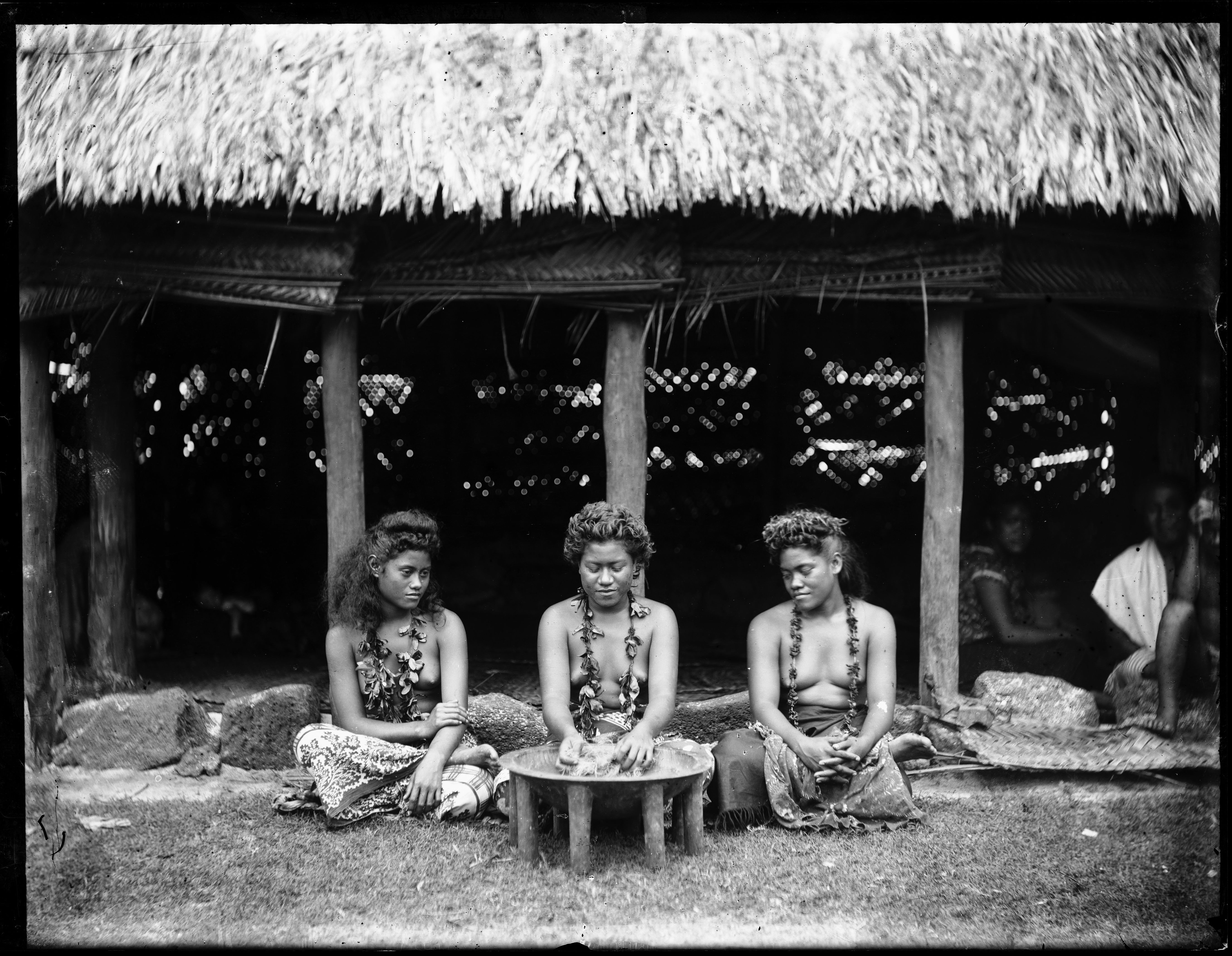 Young_women_and_kava_bowl,_Samoa,_ca._1899-1940s