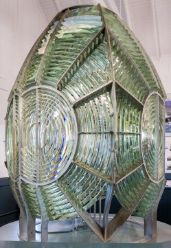 Fresnel_Lens_at_Point_Arena_Lighthouse_Museum